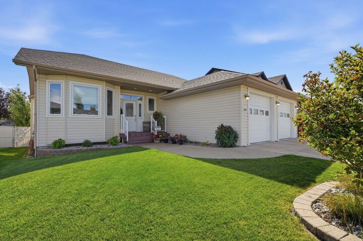 Property Photo: 5909 62 Avenue AB T4L 1J5