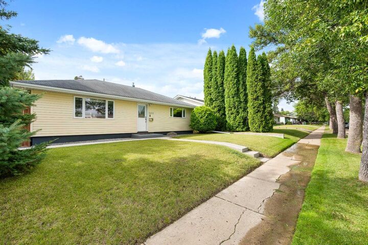 5613 47 Street — photo 1