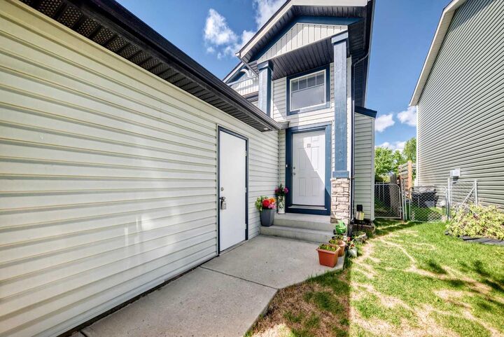 Property Photo: 30 Covehaven View NE AB T3R 1S6