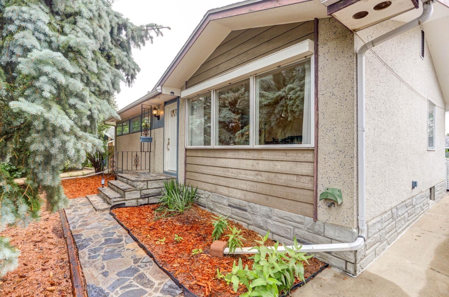 Property Photo: 711 27 Street N AB T1H 3X1