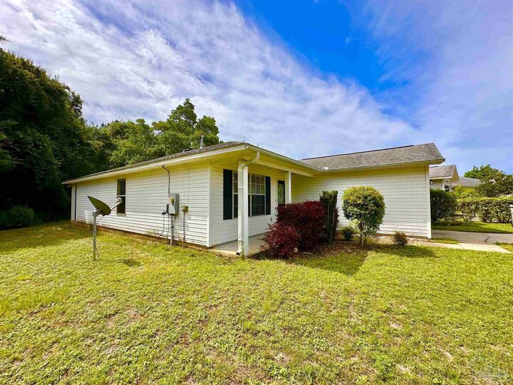 Property Photo: 1037 Antigua Cir FL 32507