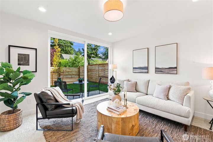 Property Photo:  2647  Walnut Avenue SW  WA 98116 