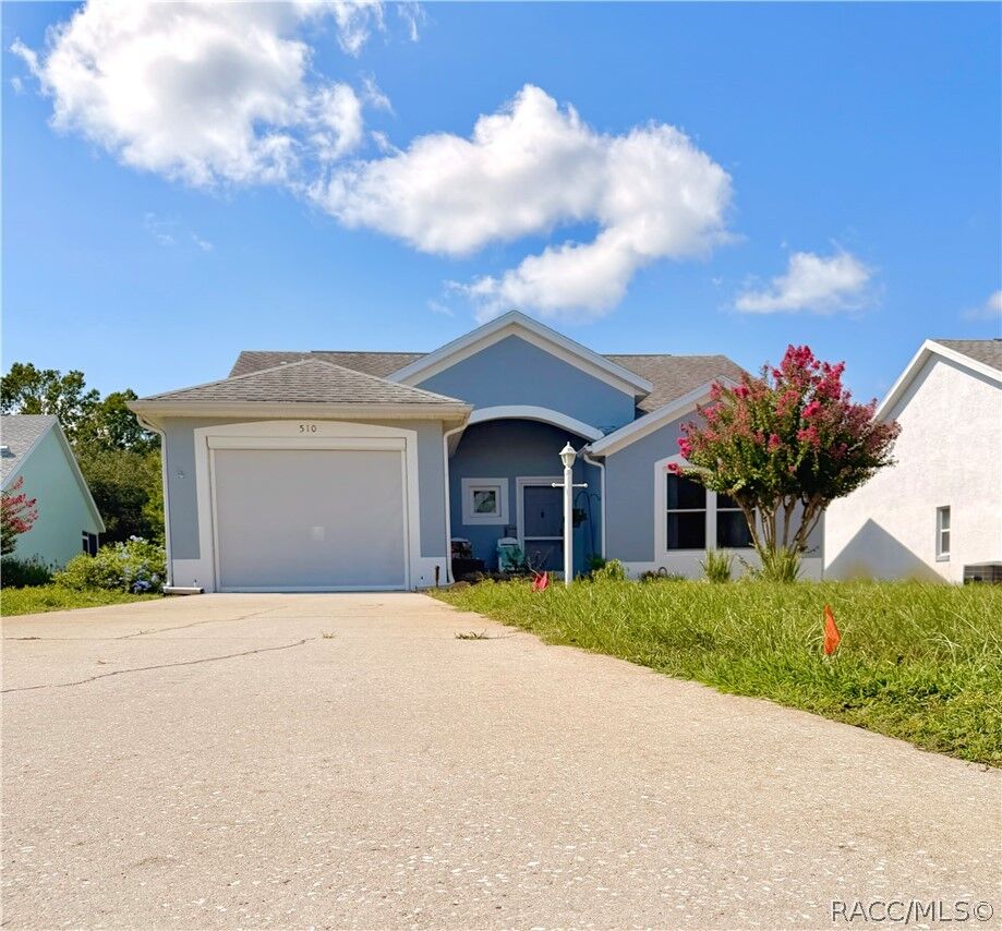 Property Photo: 510 W Larchmont Court FL 34465