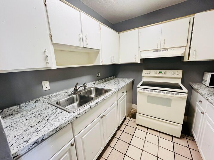 Property Photo:  635 SW 20th Court N 9B  FL 33445 