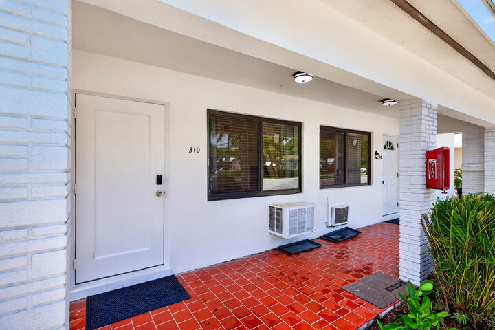 Property Photo:  2101 SE 4th Avenue  FL 33316 