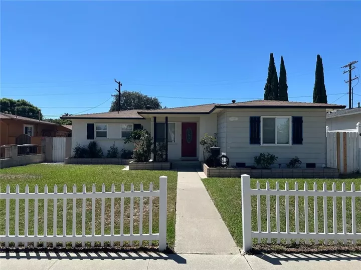 Property Photo:  611 S Pine  CA 92805 