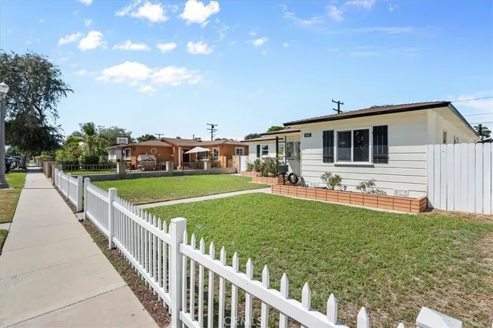 Property Photo:  611 S Pine  CA 92805 