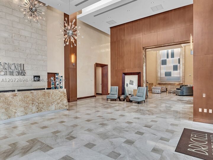 Property Photo: 31 SE 5th St 909 FL 33131