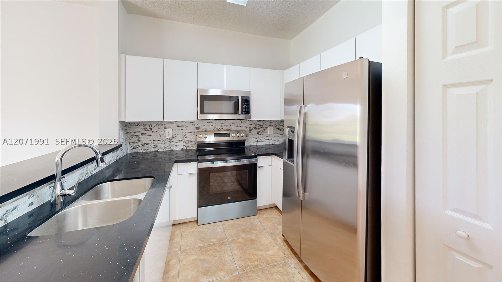 Property Photo:  