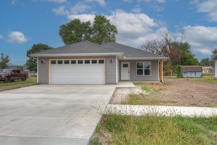 Property Photo:  215 W Lexington Avenue  MO 64755 