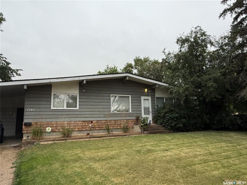 Property Photo: 1141 Hartney Avenue SK S4H 0L9