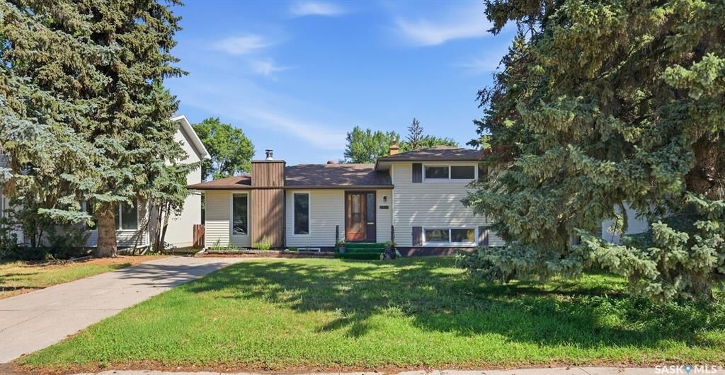 Property Photo:  2509 Taylor Street E  SK S7H 1W9 