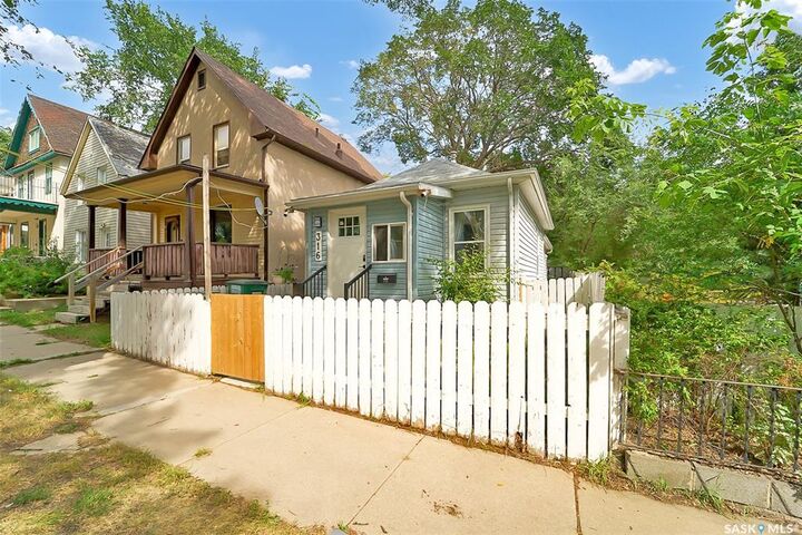 Property Photo: 316 J Avenue N SK S7L 2K2