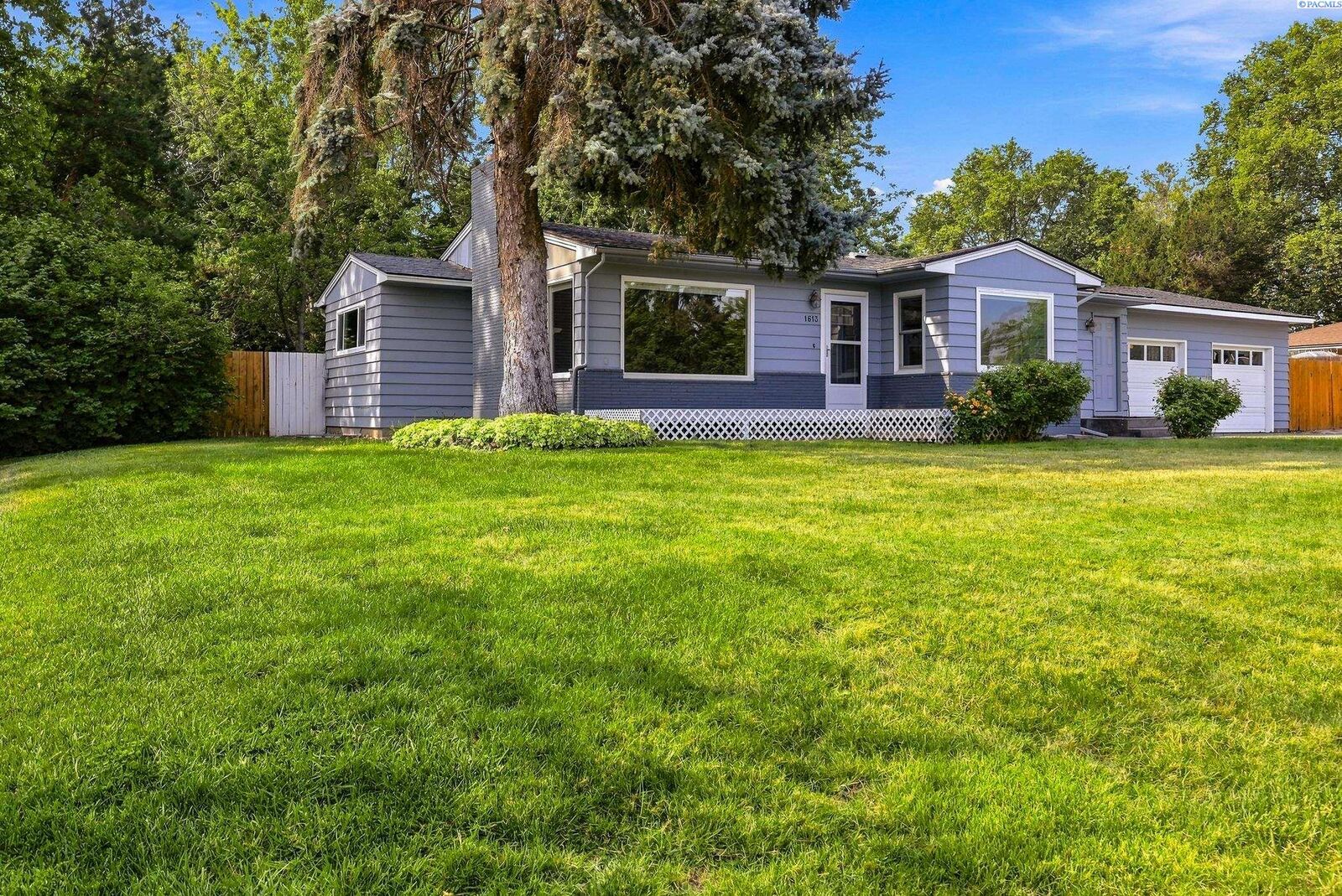 Property Photo:  1613 W 9th Ave  WA 99336-5228 