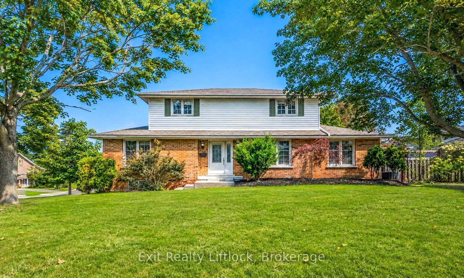 Property Photo: 958 Smithside Court ON K9J 8E2