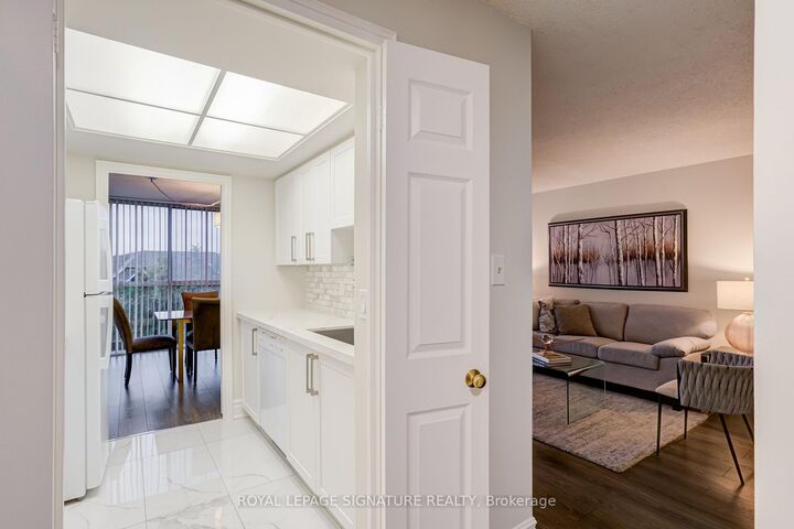 Property Photo: 880 Dundas Street W 405 ON L5C 4H3