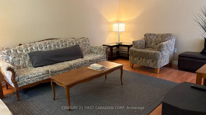 Property Photo:  460 Castlegrove Boulevard Room 2  ON N6G 1K8 