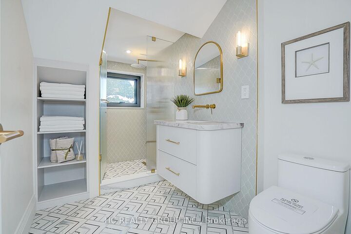 Photo de la propriété: 385 Manning Avenue ON M6G 2V6