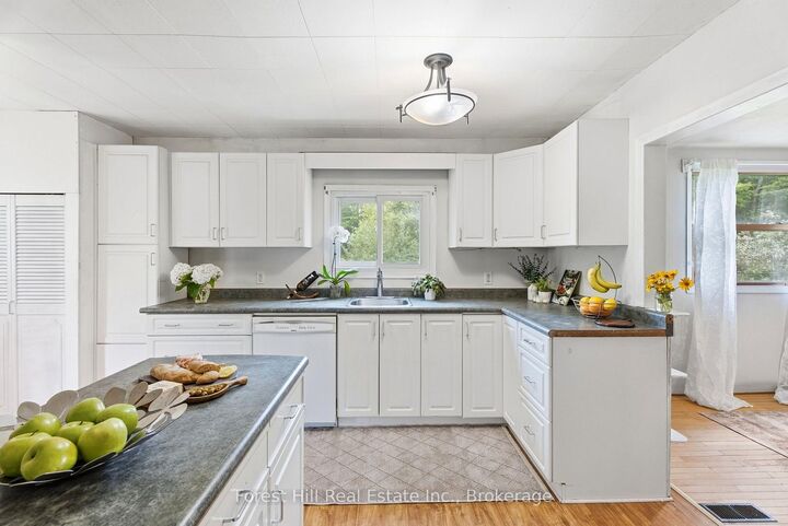 9 Spruce Glen Road — photo 1