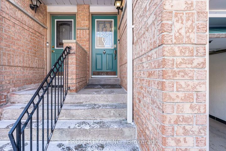 Property Photo: 1050 Bristol Road W 45 ON L5V 2E8