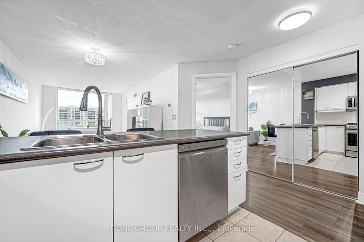 Property Photo: 48 Suncrest Boulevard 720 ON L3T 7Y5