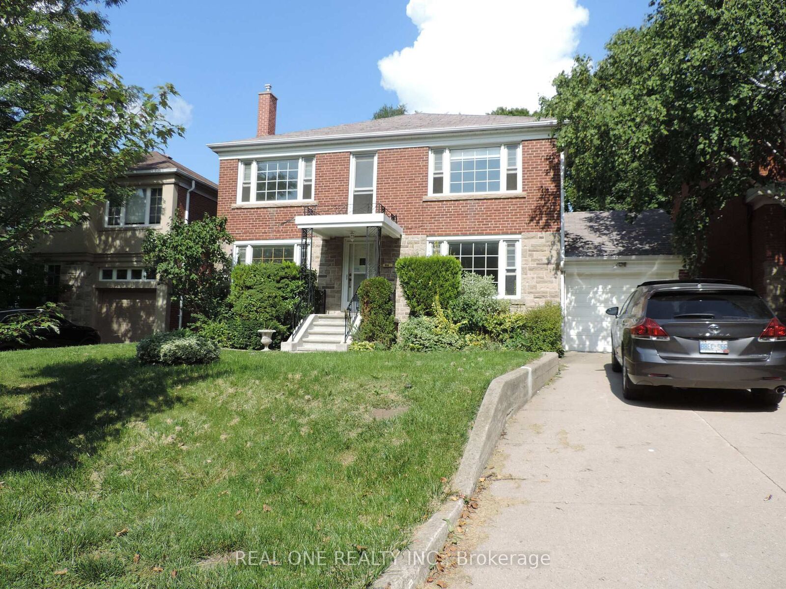 Photo de la propriété: 616 Briar Hill Avenue ON M5N 1N2
