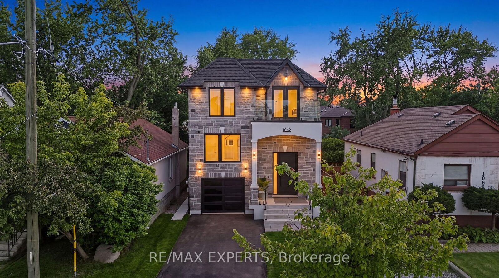 Property Photo:  1062 Alexandra Avenue Main  ON L5E 1Z8 