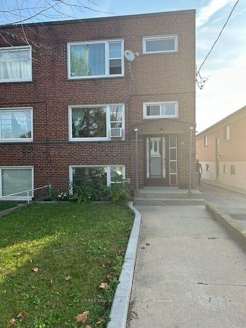 Photo de la propriété:  53 Kirknewton Road 1  ON M6E 3X9 
