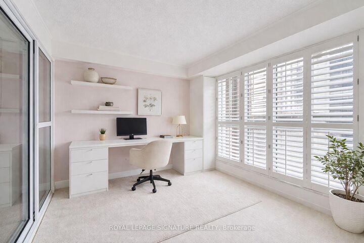 Property Photo: 18 Hollywood Avenue 206 ON M2N 6P5