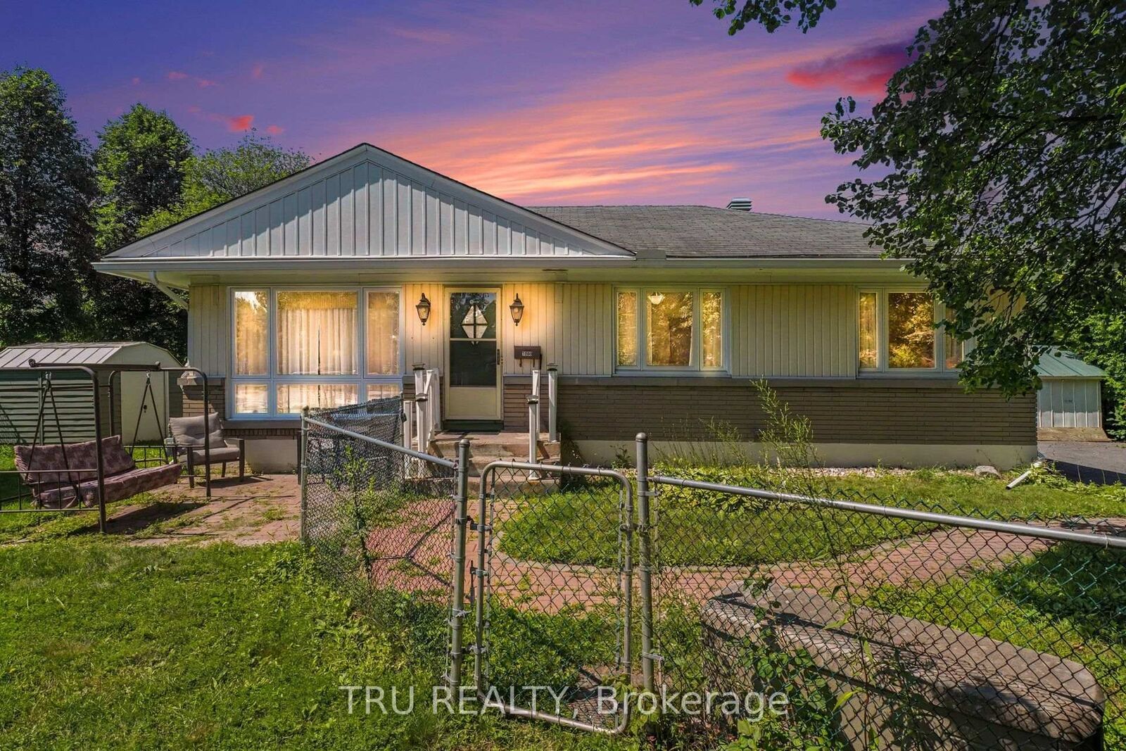 Property Photo: 1908 Saunderson Drive ON K1G 2C7