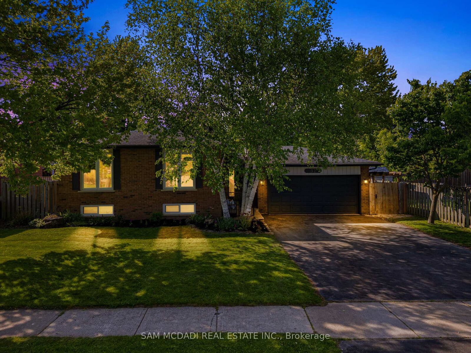 Property Photo:  32 Milverton Close  ON L8B 0A9 