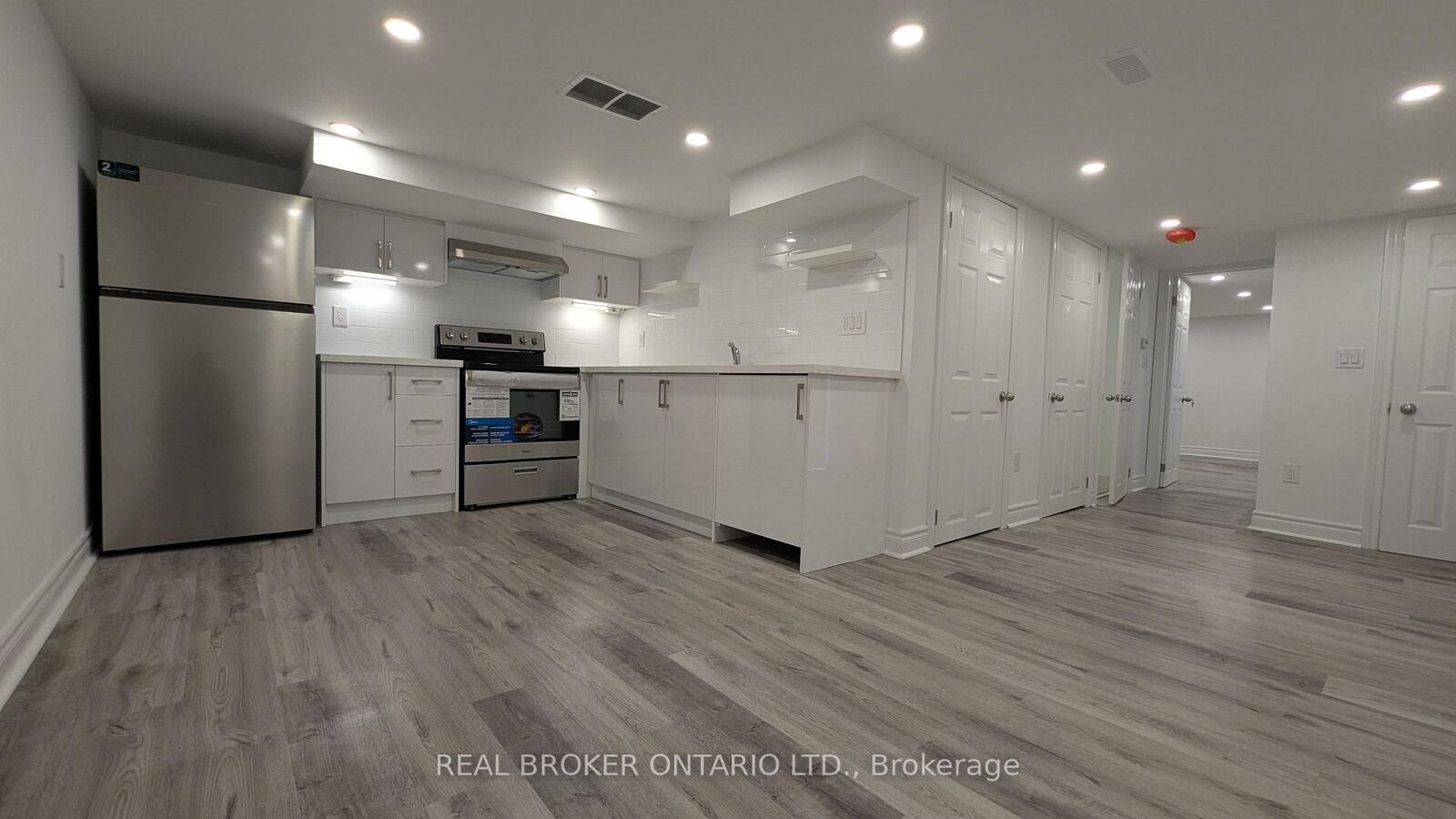 Property Photo:  1150 Woodbine Avenue Unit #4  ON M4C 4C9 