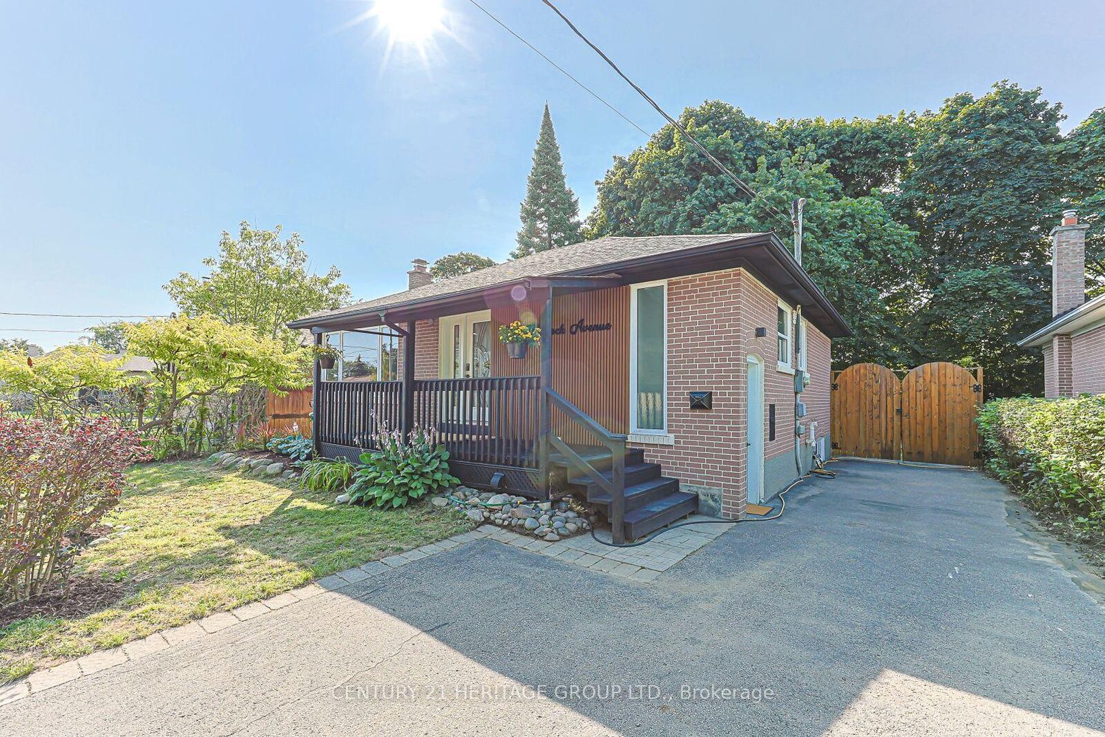 Property Photo: 314 Wenlock Avenue ON L4C 1M7