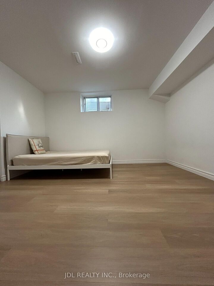 Property Photo:  27 Macklingate Ct Court Three-Bedroom Bsmt  ON M1V 1A2 