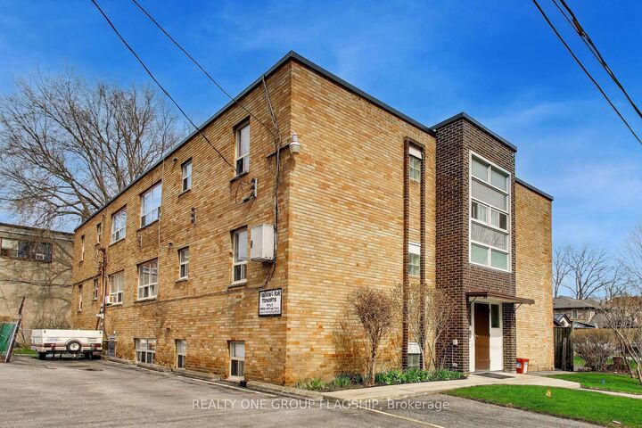 Property Photo: 7 Elmwood Avenue S 9 ON L5G 3J6