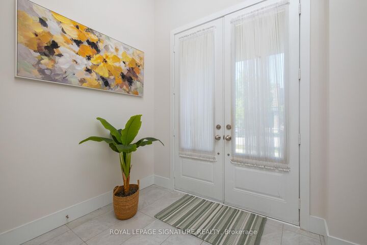 Property Photo: 215 Elyse Court ON L4G 2C9