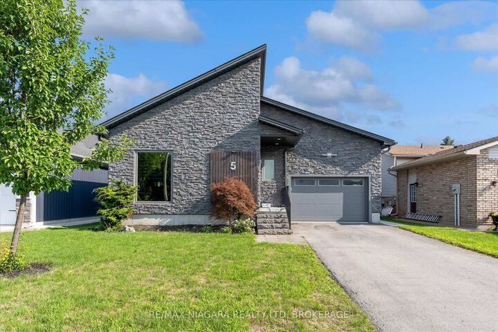 Property Photo: 5 Heron Pointe Road ON L3K 6A9