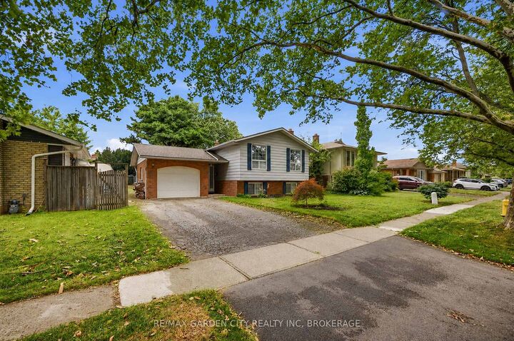 Property Photo: 11 Kimbermount Drive ON L2N 5W6