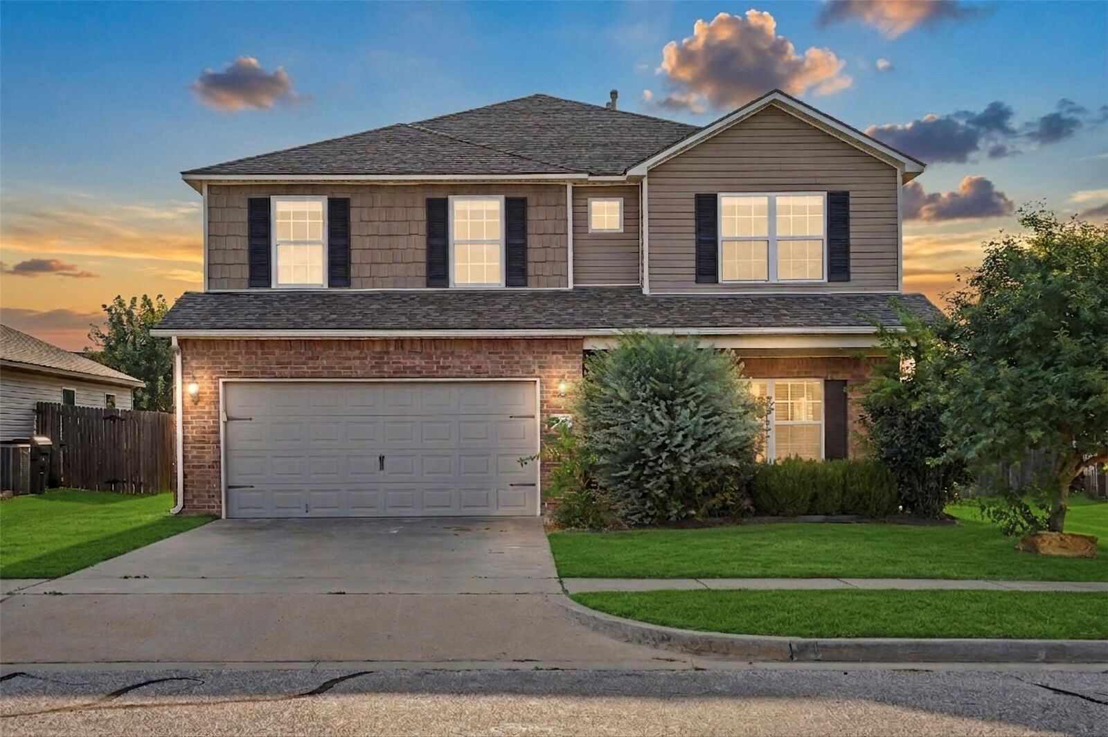 Property Photo: 14815 S Lakewood Avenue OK 74008