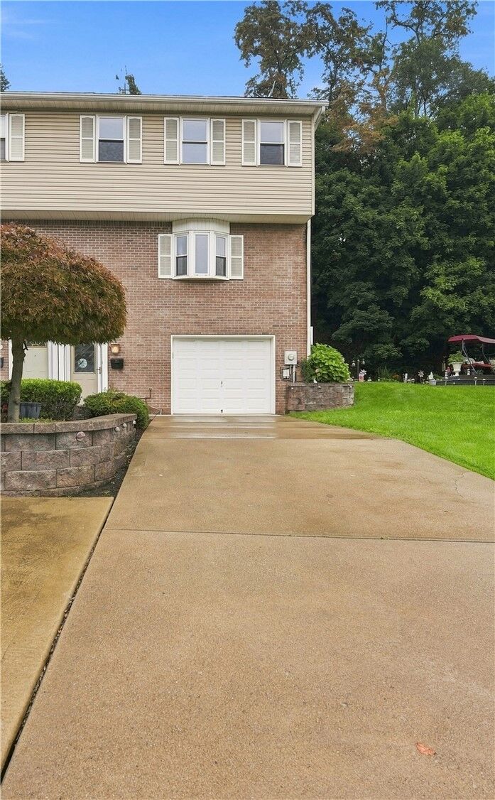 Property Photo: 331 Clavale Dr PA 15137