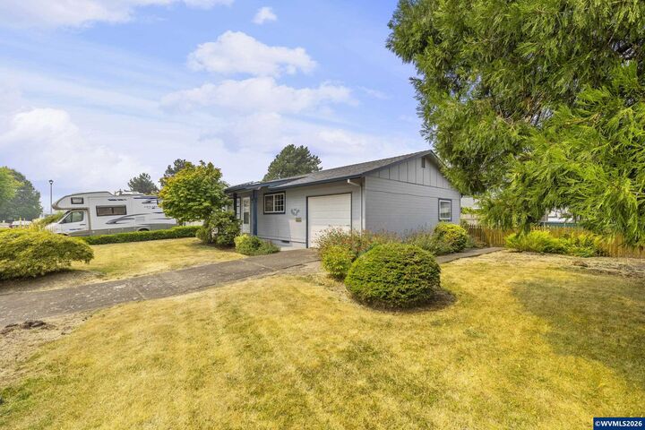 Property Photo: 2101 Country Club Ct OR 97071