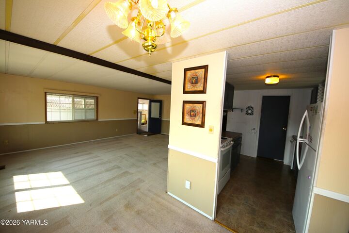 Property Photo: 802 N 40th Ave WA 98908