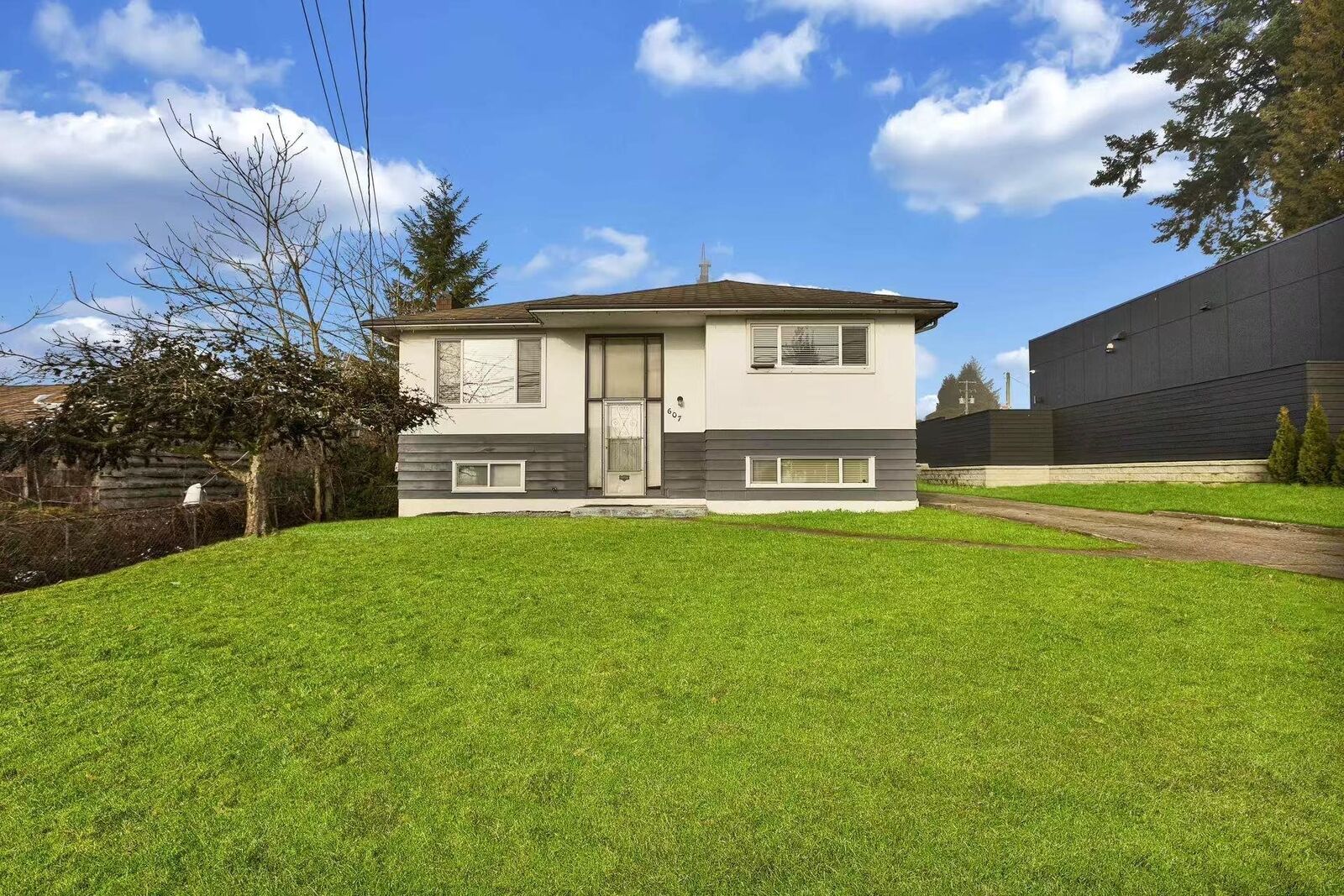 Property Photo: 607 Alderson Avenue BC V3K 1T4