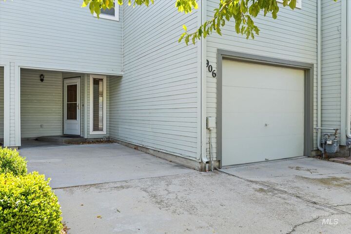 Property Photo: 906 N Benjamin Lane ID 83704