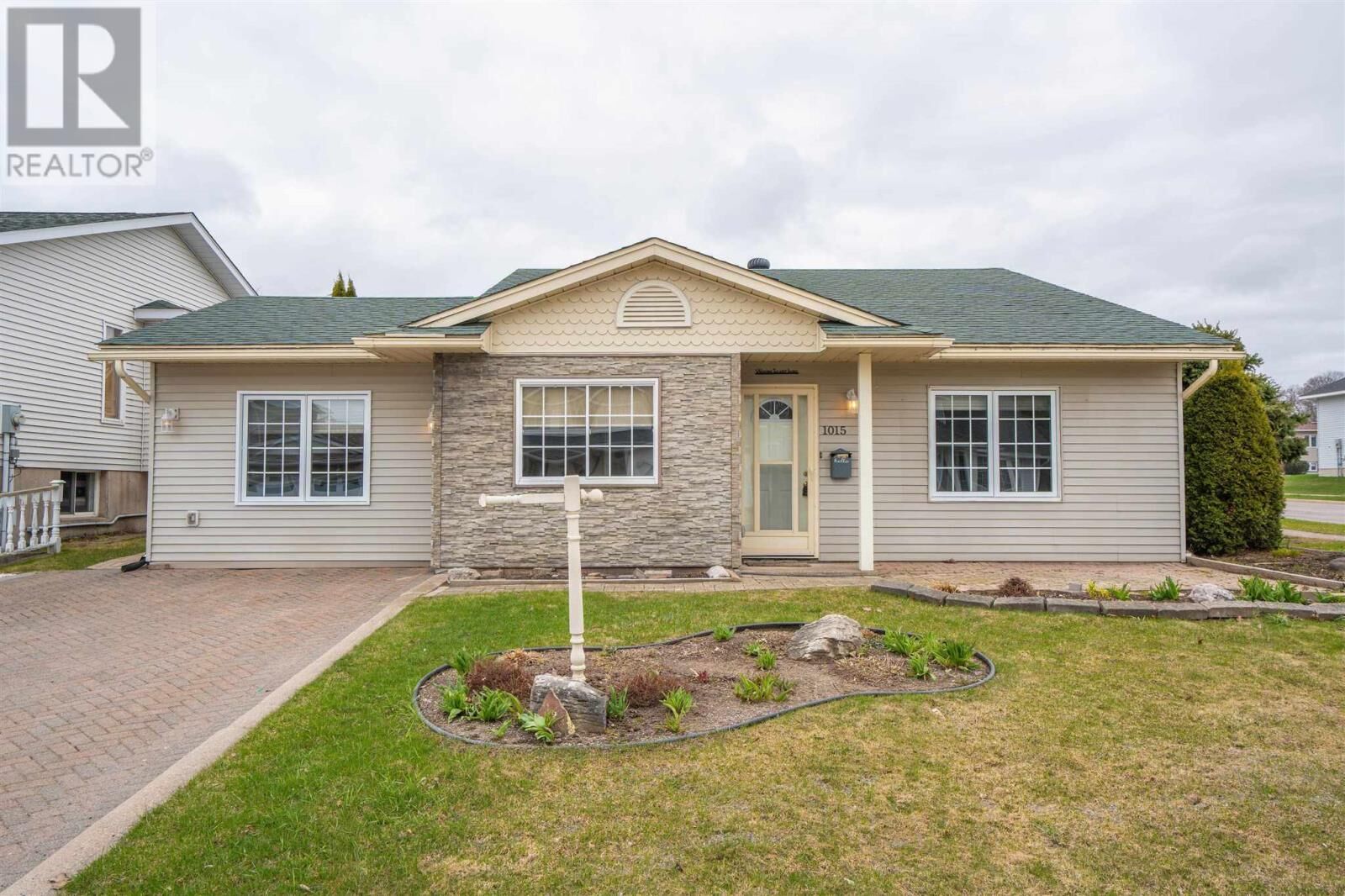 Property Photo:  1015 Lake St  ON P6B 6B5 
