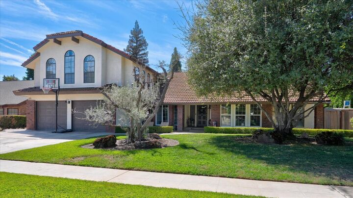 Property Photo:  805 E Kelso  CA 93720 