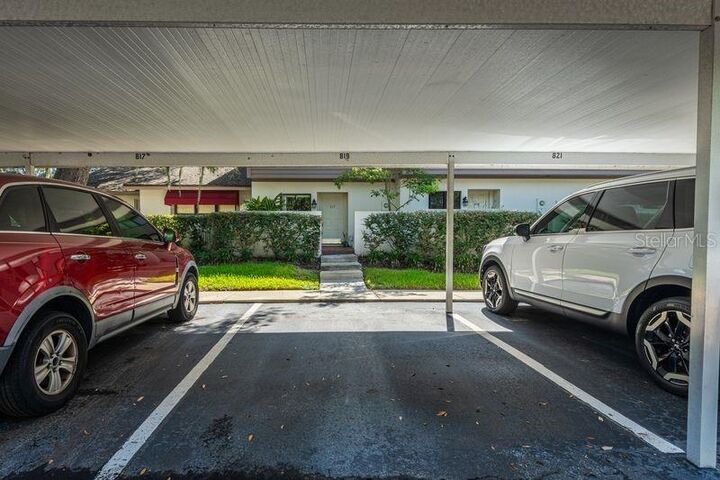 Property Photo: 819 Oak Park Place FL 33511