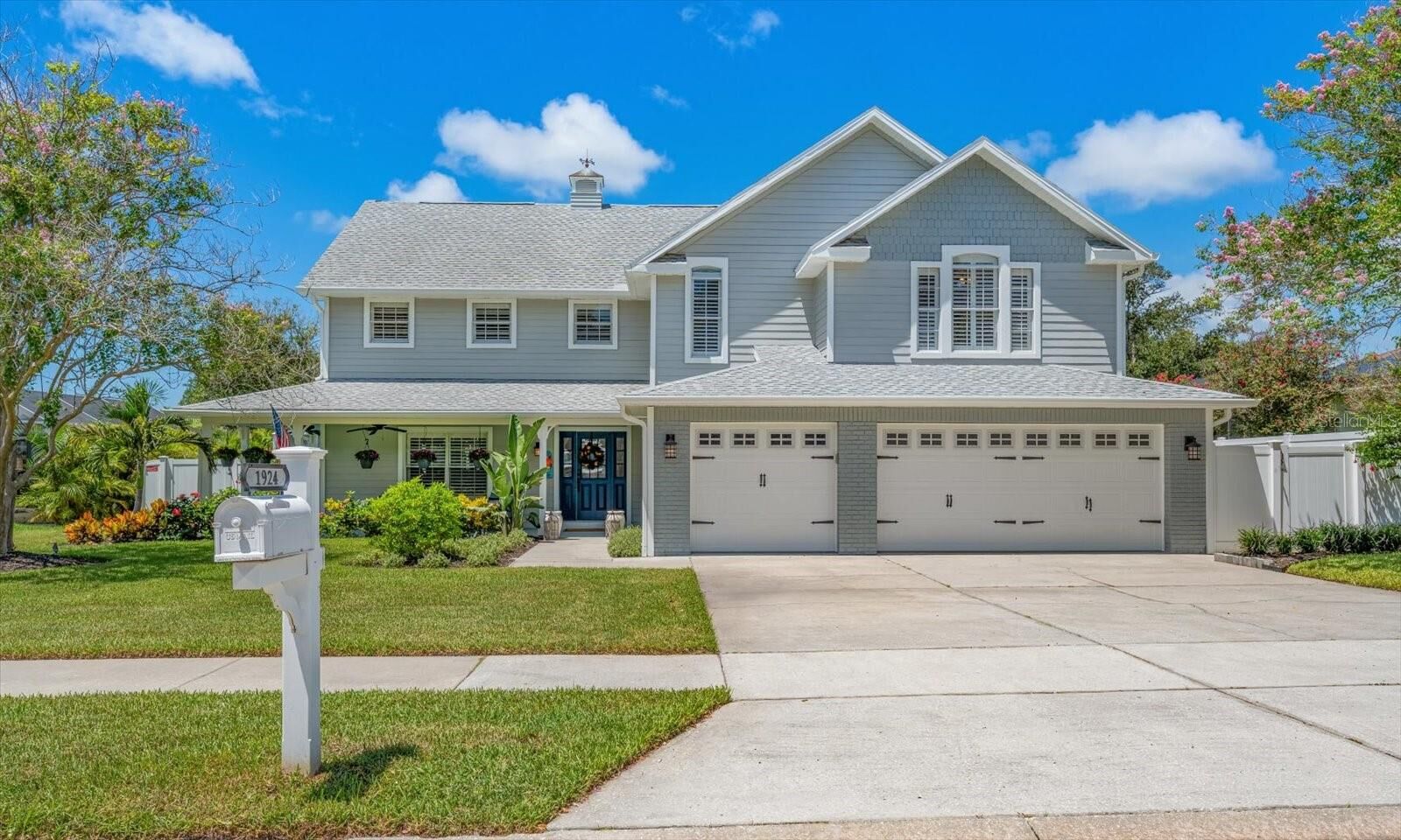 Property Photo: 1924 Dunloe Circle FL 34698