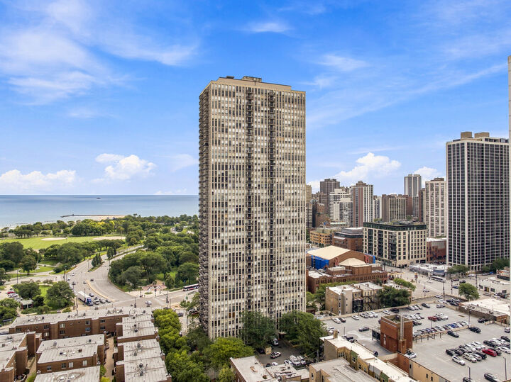 Property Photo: 1660 N La Salle Drive 2809 IL 60614