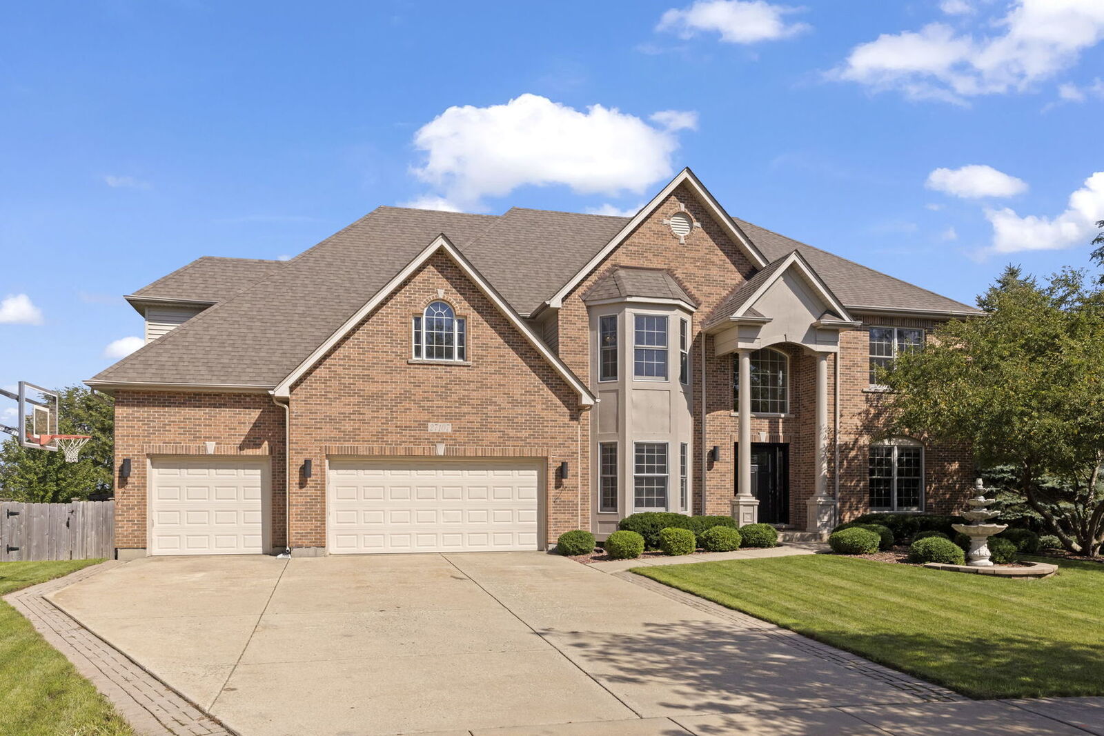 Property Photo: 27107 Thornwood Boulevard IL 60585